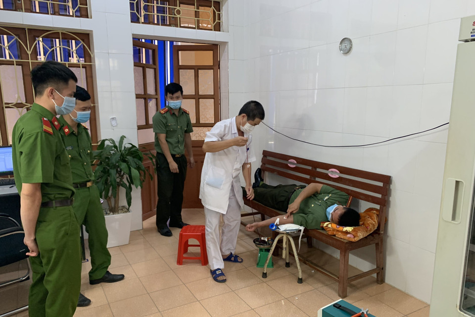Các chiến sỹ công an huyện Văn Chấn (Yên Bái) hiến máu giúp đỡ sản phụ Hoàng Thị Hạnh nên sản phụ đã mẹ tròn, con vuông sau khi mổ cấp cứu lấy thai (23/7/2021). (Ảnh: TTXVN phát)