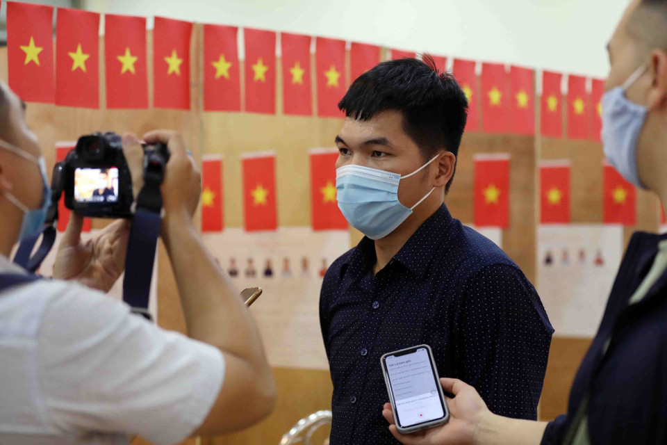 Sinh viên Trần Đình Trường (Đại học Quốc gia Hà Nội), quê Nam Định chia sẻ cảm xúc với phóng viên TTXVN khi được ở lại Thủ đô bỏ phiếu trong ngày bầu cử Quốc hội khóa XV và đại biểu Hội đồng Nhân dân các cấp nhiệm kỳ 2021-2026. (Ảnh: Thanh Tùng/TTXVN)