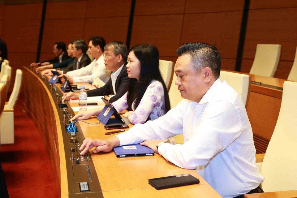 Đại biểu Quốc hội tỉnh Lạng Sơn biểu quyết thông qua Nghị quyết phê chuẩn đề nghị việc bổ nhiệm một số Phó Thủ tướng Chính phủ, một số Bộ trưởng và thành viên khác của Chính phủ. (Ảnh: Phương Hoa/TTXVN)