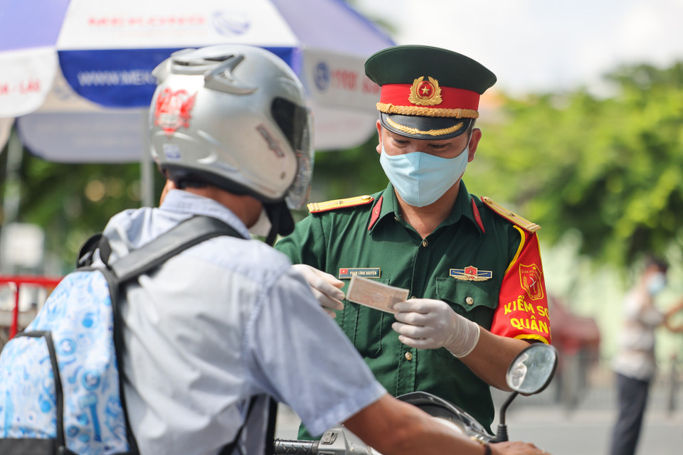 Lực lượng quân đội kiểm soát người, phương tiện trong thực hiện quy định giãn cách xã hội. (Ảnh: Ngô Trần Hải An/Vietnam+)