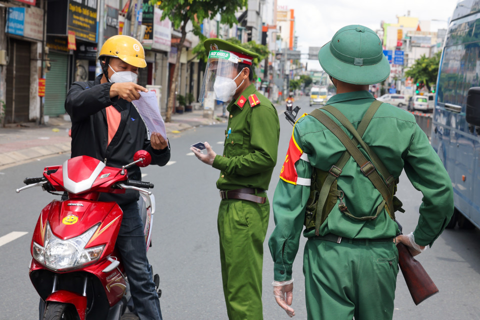  Ngoài ra, quân đội tại TP.HCM còn hỗ trợ công an trấn áp, xử lý đối tượng chống người thi hành công vụ hay các loại tội phạm khác phát sinh trong quá trình tuần tra, chốt chặn, kiểm soát. (Ảnh: Ngô Trần Hải An/Vietnam+)