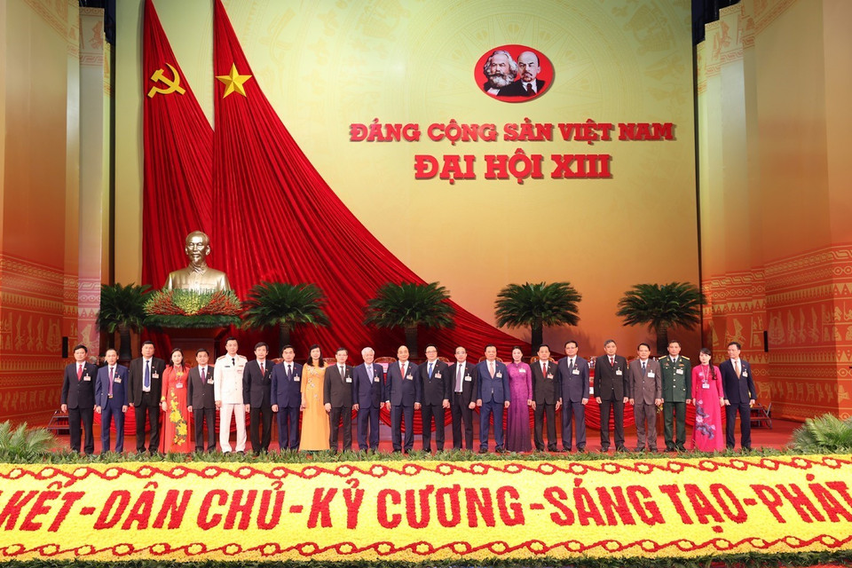  Thủ tướng Chính phủ Nguyễn Xuân Phúc chụp ảnh chung với Đoàn đại biểu Đảng bộ tỉnh Tuyên Quang. (Ảnh: TTXVN)