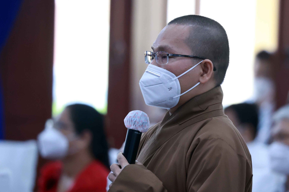 Cử tri Thích Thiện Tâm, Giáo hội Phật giáo Việt Nam huyện Củ Chi đặt câu hỏi với các đại biểu Quốc hội tại buổi tiếp xúc cử tri. (Ảnh: Thống Nhất/TTXVN)