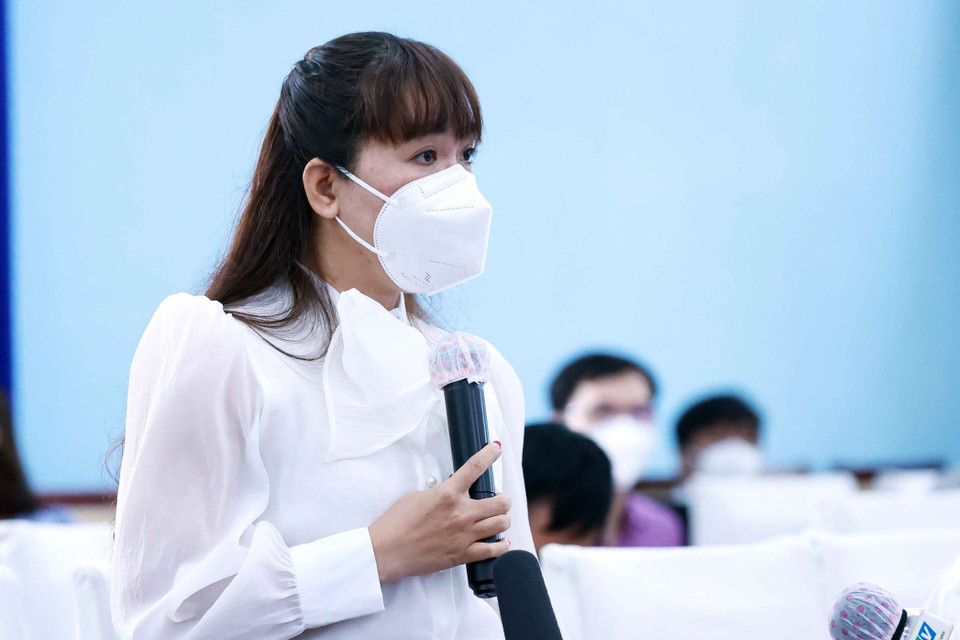 Cử tri Trần Thị Cúc, xã Phước Thạnh, huyện Củ Chi đặt câu hỏi với các đại biểu Quốc hội tại buổi tiếp xúc cử tri. (Ảnh: Thống Nhất/TTXVN)