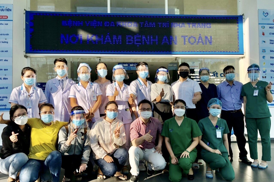 Đội ngũ y, bác sỹ bệnh viện Đa khoa Tâm Trí Nha Trang (những người mặc thường phục) đi tăng cường vào Bệnh viện Dã chiến số 1 Khánh Hòa chia tay đồng nghiệp. (Ảnh: TTXVN phát)