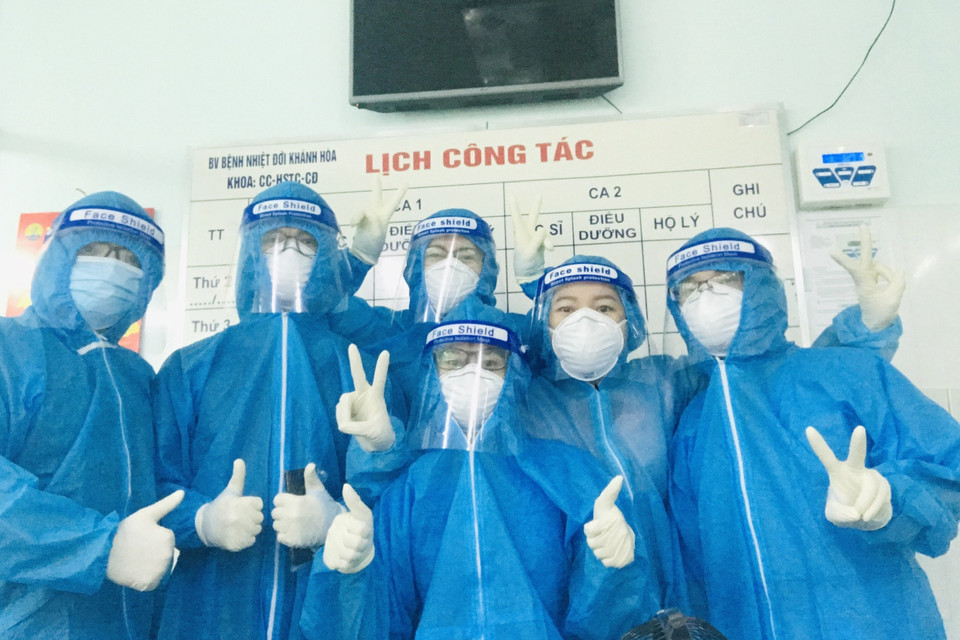 Đoàn y, bác sỹ Bệnh viện Đa khoa Tâm Trí Nha Trang tăng cường vào điều trị bệnh nhân mắc COVID-19 tại Bệnh viện Bệnh dã chiến số 1. (Ảnh: TTXVN phát)