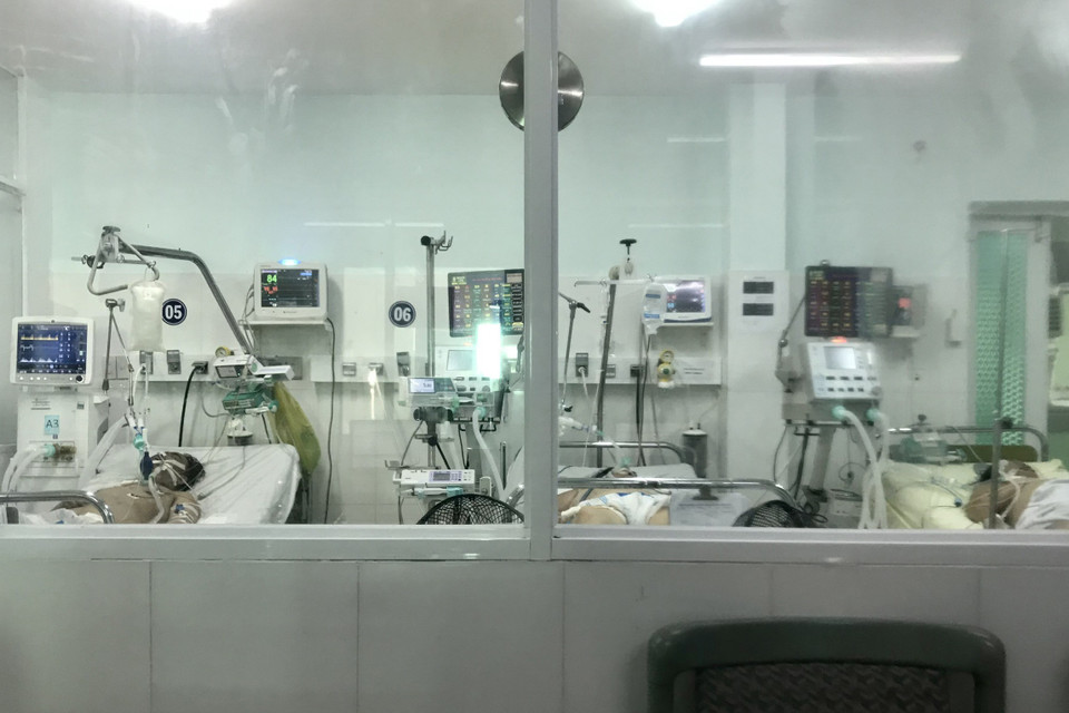 Bên trong phòng bệnh ICU, bệnh nhân thở bằng máy thở của Bệnh viện Dã chiến số 1 tỉnh Khánh Hòa. (Ảnh: TTXVN phát)