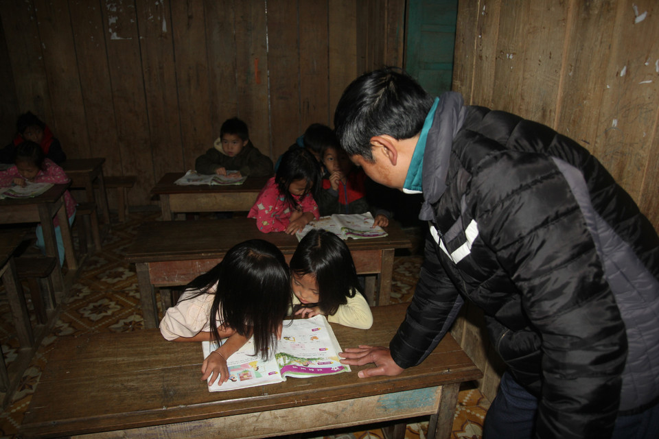 Các thầy giáo tại điểm trường Kể Cả vượt qua muôn vàn khó khăn, thiếu thốn để miệt mài truyền đạt những con chữ, kiến thức cho học sinh con em đồng bào Mông nơi đây. (Ảnh: Việt Dũng/TTXVN)