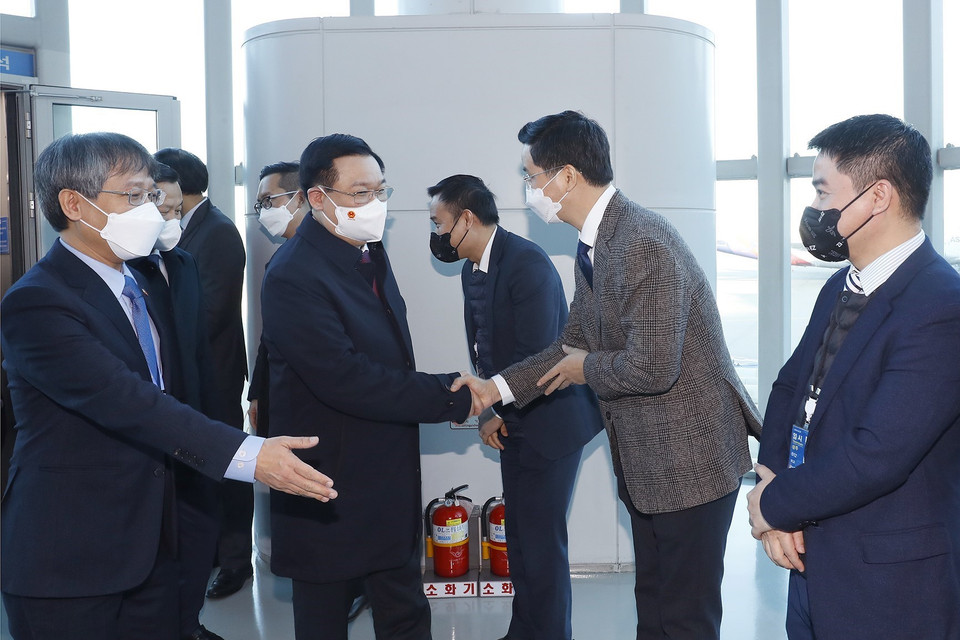 Cán bộ, nhân viên Đại sứ quán Việt Nam tại Hàn Quốc đón Chủ tịch Quốc hội Vương Đình Huệ tại Sân bay quốc tế Incheon, thủ đô Seoul. (Ảnh: Doãn Tấn/TTXVN)