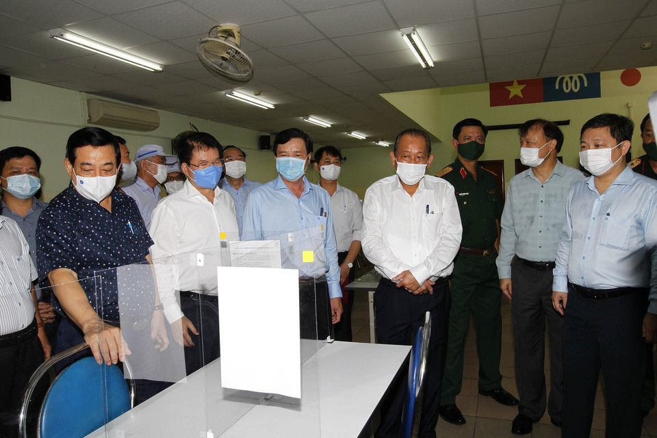 Phó Thủ tướng thường trực Chính phủ Trương Hòa Bình kiểm tra công tác phòng, chống dịch bệnh tại nhà ăn của Công ty trách nhiệm hữu hạn Mtex - doanh nghiệp 100% vốn Nhật Bản, chuyên sản xuất phụ tùng cơ khí ôtô. (Ảnh: Thanh Vũ/TTXVN)