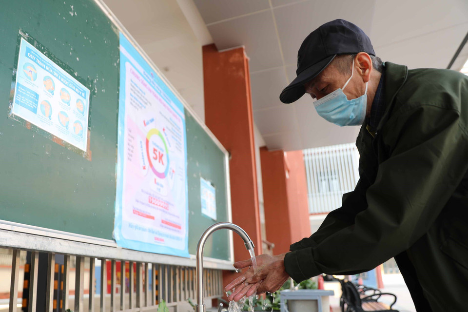 Khu vực rửa tay để học sinh trường THPT Trương Định, quận Hoàng Mai sử dụng khi đi học lại được lắp đặt thêm bảng thông điệp tuyên truyền về phòng, chống dịch COVID-19 (ảnh chụp sáng 5/12). (Ảnh: Thanh Tùng/TTXVN)