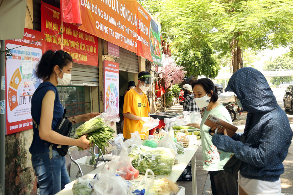 Một điểm bán hàng lưu động của Siêu thị Smart trên phố Thái Hà, quận Đống Đa. (Ảnh: Trần Việt/TTXVN)