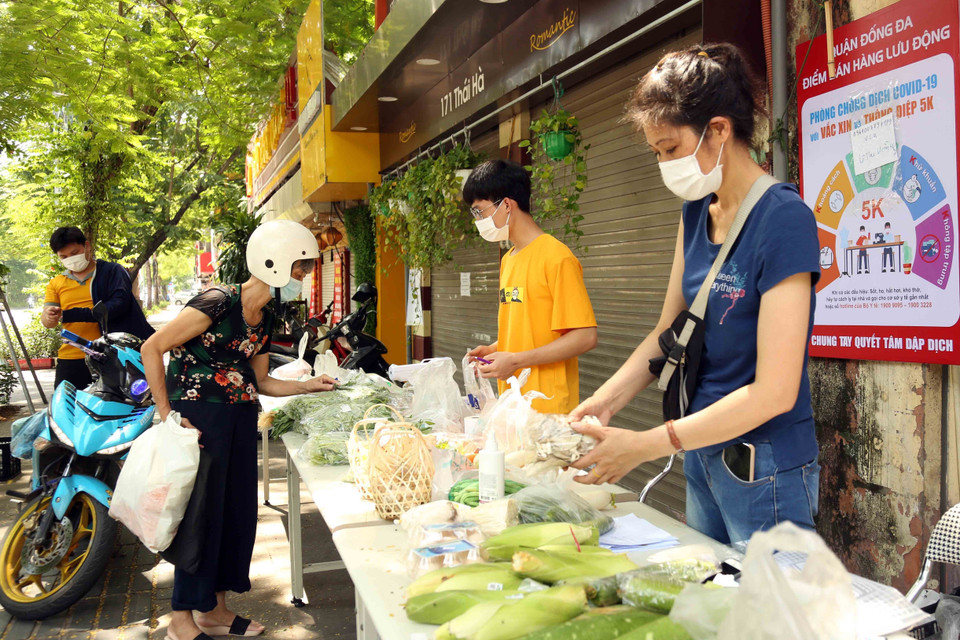 Một điểm bán hàng lưu động của Siêu thị Smart trên phố Thái Hà, quận Đống Đa. (Ảnh: Trần Việt/TTXVN)