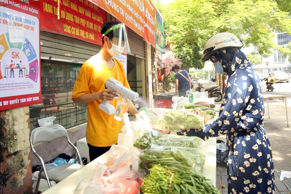 Trước những diễn biến phức tạp của dịch COVID-19 tại Hà Nội, Sở Công Thương Hà Nội đã lên phương án bố trí 2.500 điểm bán hàng lưu động, thay thế cho các cơ sở bán hàng thiết yếu có thể bị đóng cửa do xuất hiện F0. (Ảnh: Trần Việt/TTXVN)