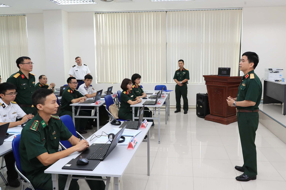 Thiếu tướng Hoàng Kim Phụng, Cục trưởng Cục Gìn giữ hòa bình Việt Nam phát biểu với các học viên tại lớp học. (Ảnh: Trọng Đức/TTXVN)