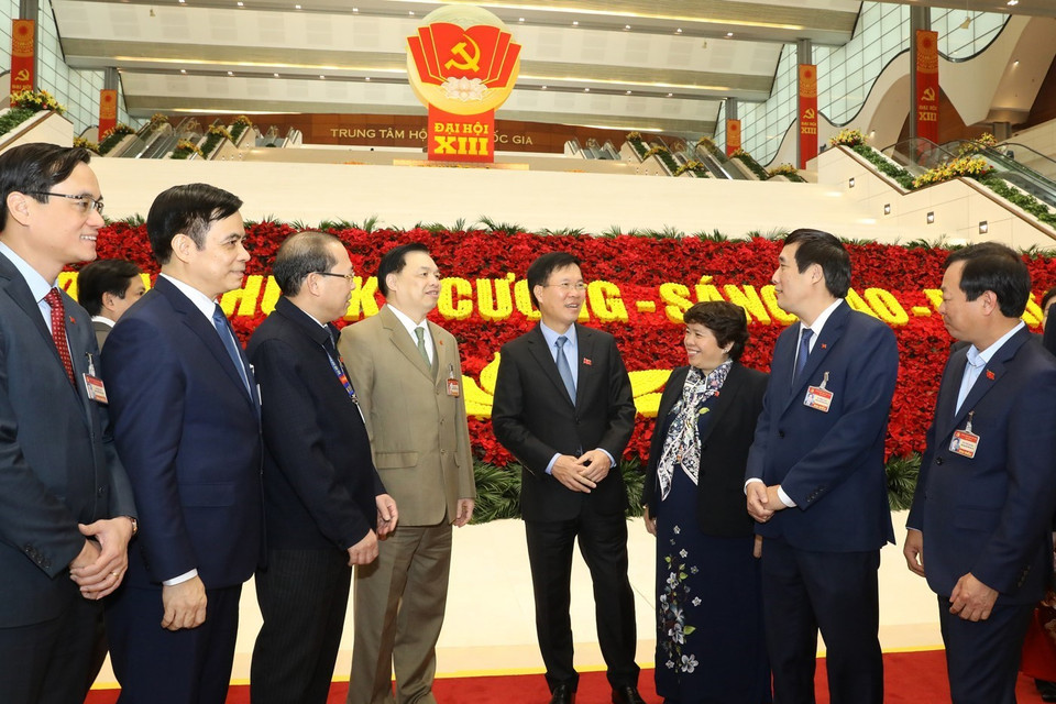  Đồng chí Võ Văn Thưởng, Ủy viên Bộ Chính trị, Bí thư Trung ương Đảng, Trưởng ban Tuyên giáo Trung ương với Đoàn đại biểu Đảng bộ tỉnh Phú Thọ dự phiên họp sáng 29/1. (Ảnh: TTXVN)