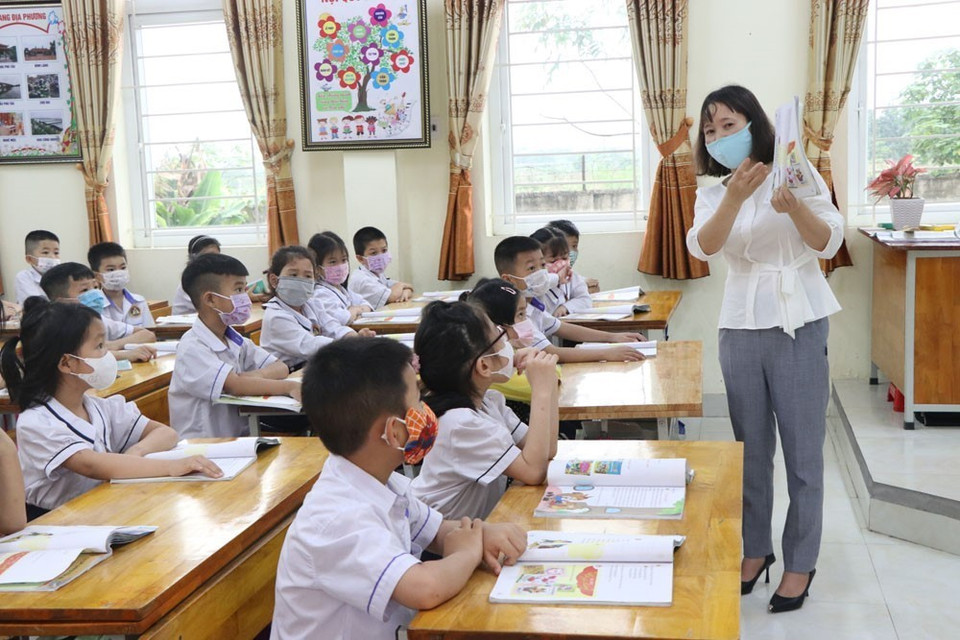 Học sinh lớp 1C, trường tiểu học Thạch Khôi, thành phố Hải Dương trong giờ học sáng 1/4. (Ảnh: Mạnh Minh/TTXVN)