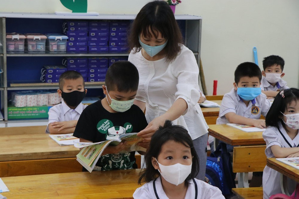 Giáo viên trường tiểu học Thạch Khôi, thành phố Hải Dương sẽ vừa dạy kiến thức mới vừa ôn tập kiến thức cũ cho học sinh. (Ảnh: Mạnh Minh/TTXVN)