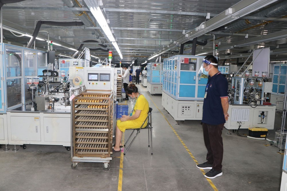 Công ty TNHH Điện tử POYUN Việt Nam đã có 1.288 công nhân đi làm trở lại tuân thủ quy tắc 5K. (Ảnh: Mạnh Minh/TTXVN)