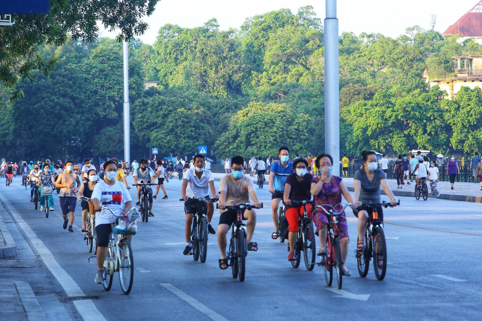 Nhiều người dân vẫn đạp xe tập thể dục dù đã có lệnh dừng triệt để đề phòng, chống dịch COVID-19 của UBND Thành phố (ảnh chụp lúc 6h5p ngày 13/7/2021 tại đường Độc Lập). (Ảnh: Hoàng Hiếu/TTXVN)