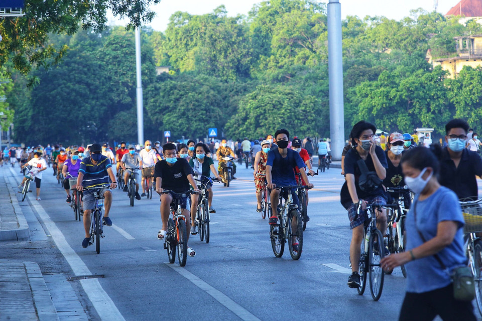 Nhiều người dân vẫn đạp xe tập thể dục dù đã có lệnh dừng triệt để đề phòng, chống dịch COVID-19 của UBND Thành phố (ảnh chụp lúc 6h5p ngày 13/7/2021 tại đường Độc Lập). (Ảnh: Hoàng Hiếu/TTXVN)