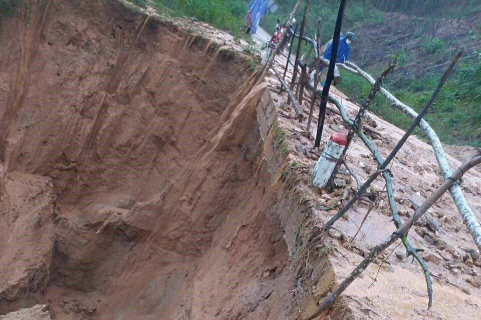 Sạt lở tại xã An Toàn, huyện miền núi An Lão (Bình Định). Ảnh: TTXVN phát)