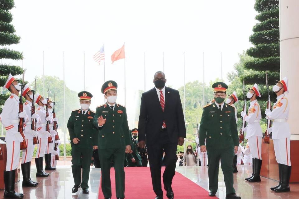 Đại tướng Phan Văn Giang, Bộ trưởng Quốc phòng và Bộ trưởng Quốc phòng Hoa Kỳ Lloyd Austin tại lễ đón. (Ảnh: Trọng Đức/TTXVN)