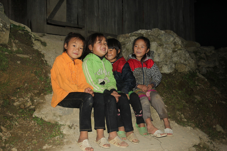 Niềm vui của các cháu học sinh dân tộc Mông tại điểm trường Kể Cả của Trường Phổ thông dân tộc bán trú Tiểu học và Trung học cơ sở xã Chế Tạo, huyện Mù Cang Chải (Yên Bái). (Ảnh: Việt Dũng/TTXVN)