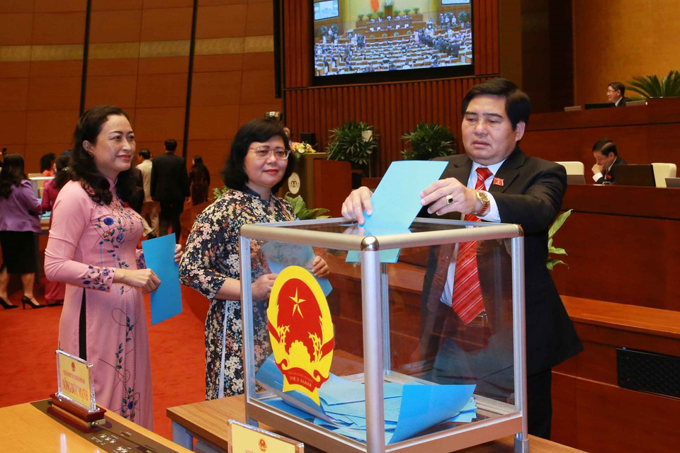 Đại biểu Quốc hội bỏ phiếu phê chuẩn đề nghị của Chủ tịch nước về danh sách Phó Chủ tịch và một số Ủy viên Hội đồng Quốc phòng và An ninh. (Ảnh: Phương Hoa/TTXVN)