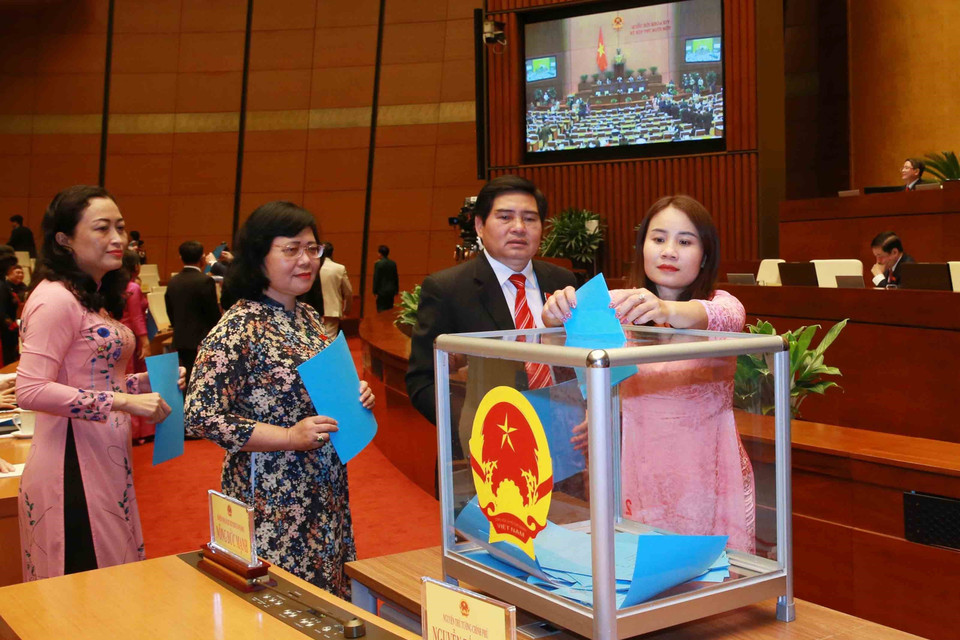 Đại biểu Quốc hội bỏ phiếu phê chuẩn đề nghị của Chủ tịch nước về danh sách Phó Chủ tịch và một số Ủy viên Hội đồng Quốc phòng và An ninh. (Ảnh: Phương Hoa/TTXVN)