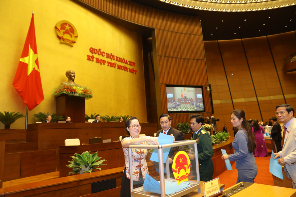 Chiều 8/4/2021, Quốc hội bỏ phiếu, biểu quyết thông qua Nghị quyết phê chuẩn danh sách Phó Chủ tịch và một số Ủy viên Hội đồng Quốc phòng và An ninh. (Ảnh: TTXVN)