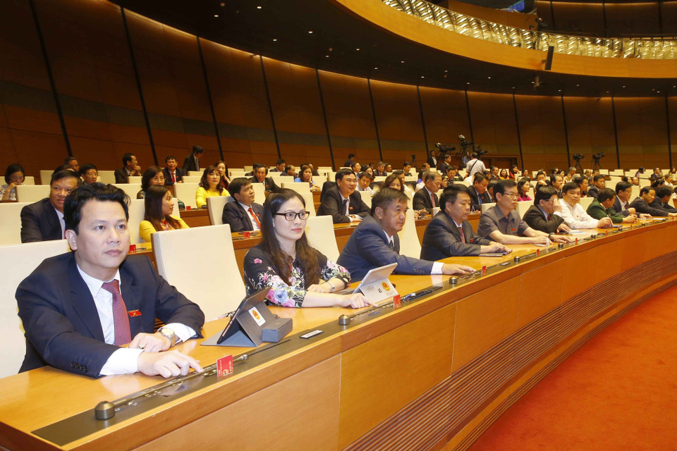 Đại biểu Quốc hội tỉnh Hà Giang biểu quyết thông qua Nghị quyết phê chuẩn danh sách Phó Chủ tịch và một số Ủy viên Hội đồng Quốc phòng và An ninh. (Ảnh: Doãn Tấn/TTXVN)