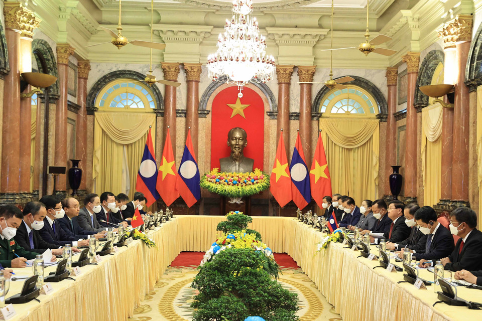 Chủ tịch nước Nguyễn Xuân Phúc hội kiến Tổng Bí thư, Chủ tịch nước Lào Thongloun Sisoulith. (Ảnh: Thống Nhất/TTXVN)