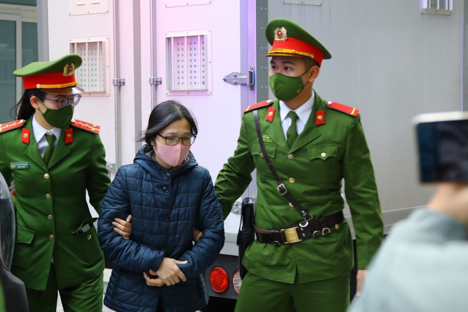 Cảnh sát dẫn giải các bị cáo đến tòa. (Ảnh: TTXVN)