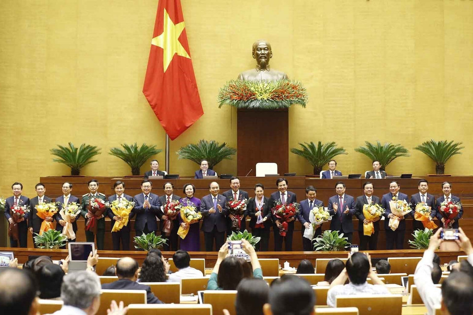 Chủ tịch nước Nguyễn Xuân Phúc, Thủ tướng Chính phủ Phạm Minh Chính, Chủ tịch Quốc hội Vương Đình Huệ và lãnh đạo Đảng, Nhà nước với các Phó Thủ tướng Chính phủ, một số Bộ trưởng và thành viên khác của Chính phủ vừa được Quốc hội phê chuẩn. (Ảnh: Doãn Tấn/TTXVN)