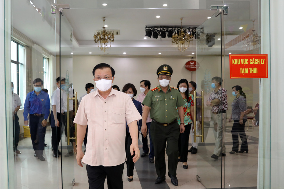 Bí thư Thành ủy Hà Nội Đinh Tiến Dũng kiểm tra công tác bầu cử và công tác phòng, chống dịch bệnh COVID-19 tại Khu vực bỏ phiếu số 8, phường Phú Thượng, quận Tây Hồ, Hà Nội. (Ảnh: Nguyễn Điệp/TTXVN)