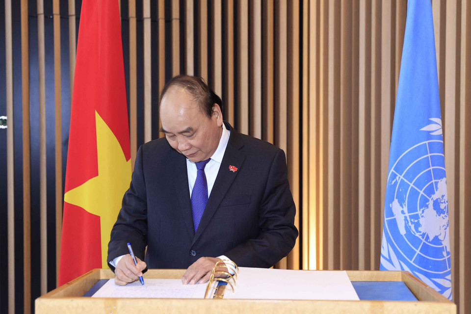 Chủ tịch nước Nguyễn Xuân Phúc ghi sổ lưu niệm tại trụ sở Liên hợp quốc ở Geneve. (Ảnh: Thống Nhất/TTXVN)