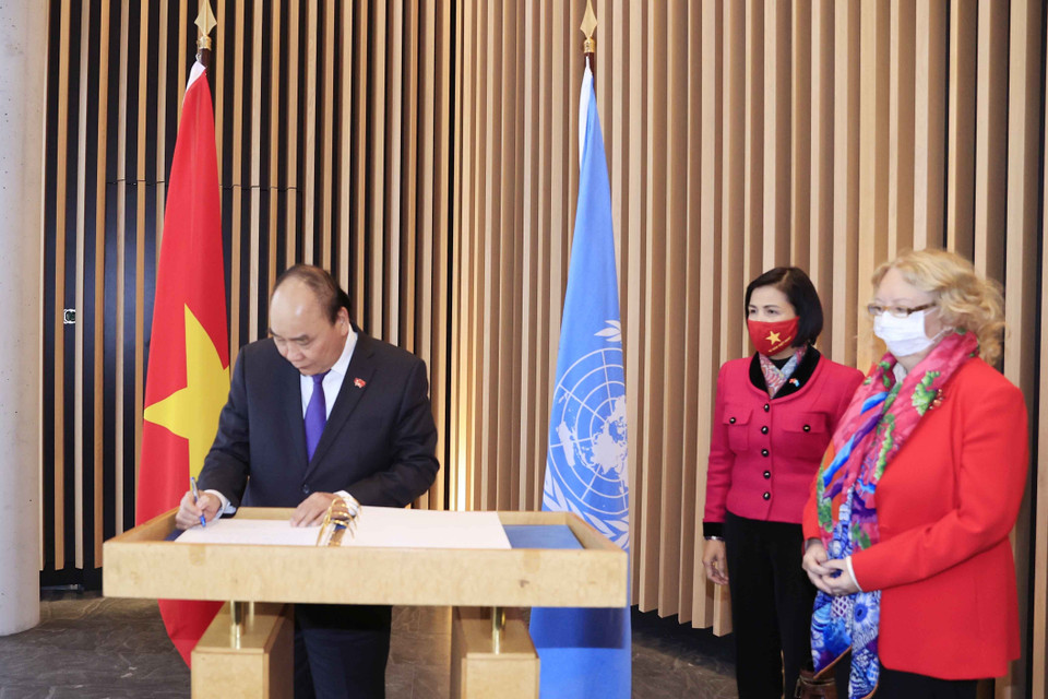 Hình ảnh Chủ tịch nước Nguyễn Xuân Phúc ghi sổ lưu niệm tại trụ sở Liên hợp quốc ở Geneve. (Ảnh: Thống Nhất/TTXVN)