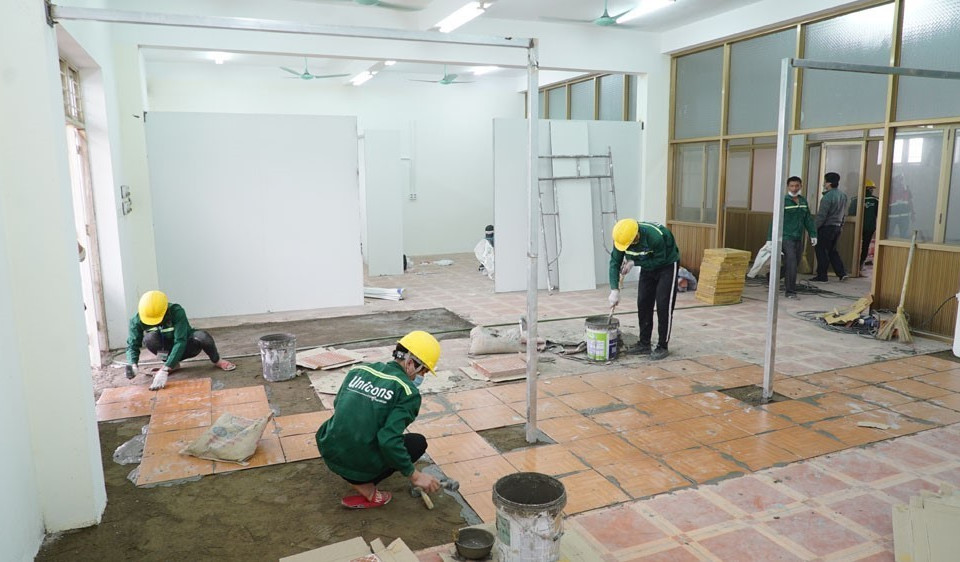 Công nhân thi công đang cải tạo lại các hạng mục trong Trung tâm thực hành thực nghiệm - Trường Đại học Sao Đỏ để đáp ứng yêu cầu điều trị COVID-19. (Ảnh: TTXVN phát)