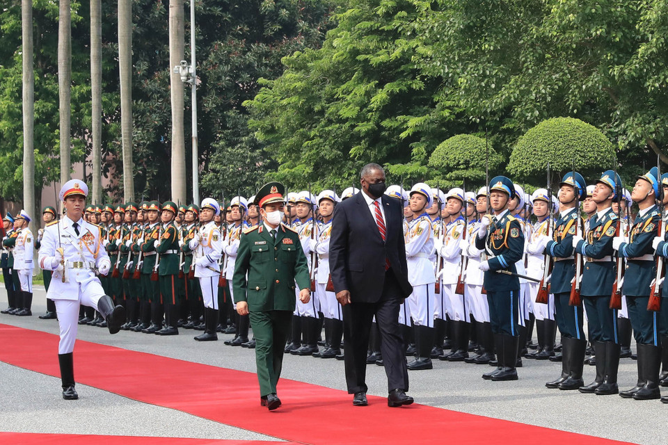 Đại tướng Phan Văn Giang, Bộ trưởng Quốc phòng và Bộ trưởng Quốc phòng Hoa Kỳ Lloyd Austin duyệt đội danh dự Quân đội Nhân dân Việt Nam tại lễ đón. (Ảnh: Trọng Đức/TTXVN)