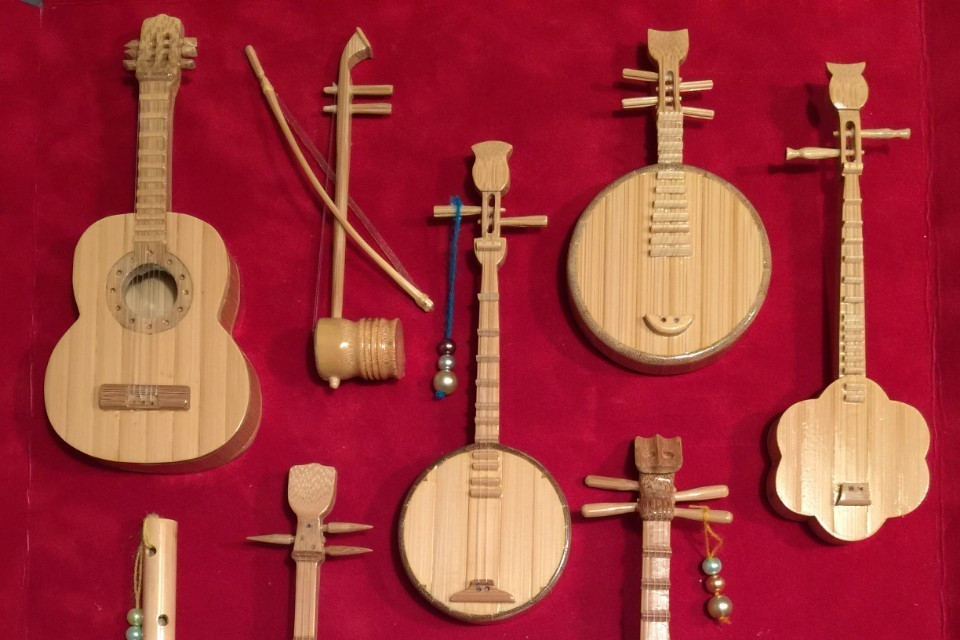 Những sản phẩm độc đáo từ tre do Hồ Em tạo ra. (Ảnh: Công Mạo/TTXVN)