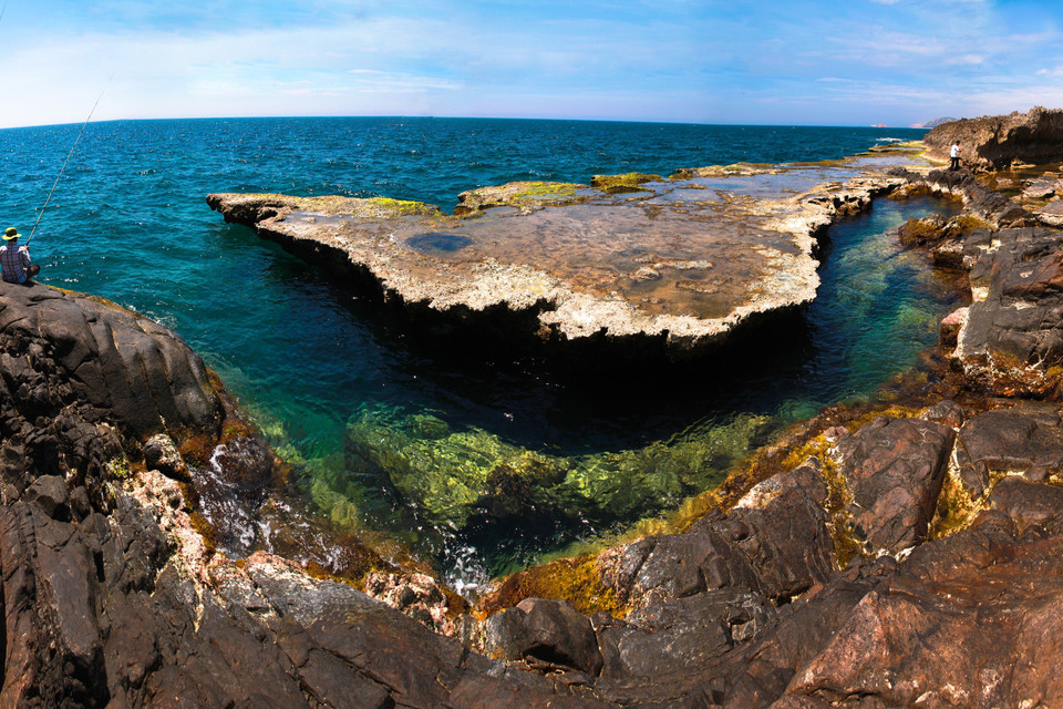Vẻ đẹp hoang sơ của điểm du lịch Hang Rái trong cụm du lịch Khu Dự trữ Sinh quyển Núi Chúa. (Ảnh: Trọng Đạt/TTXVN)