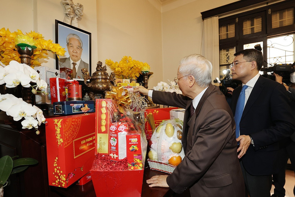Tổng Bí thư Nguyễn Phú Trọng thắp hương tưởng niệm cố Tổng Bí thư Đỗ Mười. (Ảnh: Trí Dũng/TTXVN)