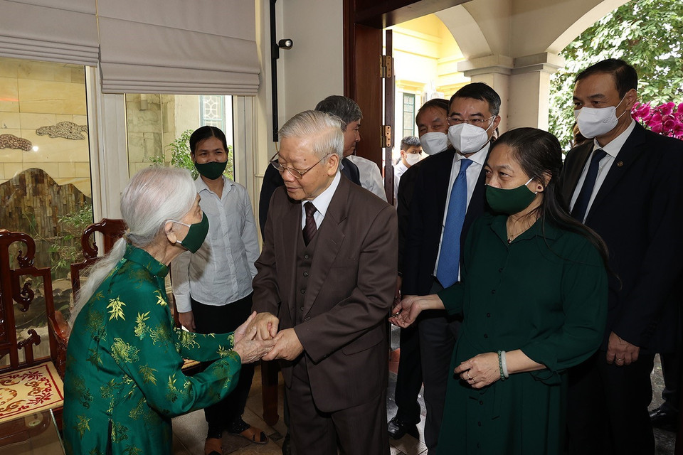 Tổng Bí thư Nguyễn Phú Trọng thăm, chúc Tết gia đình cố Tổng Bí thư Lê Khả Phiêu. (Ảnh: Trí Dũng/TTXVN)