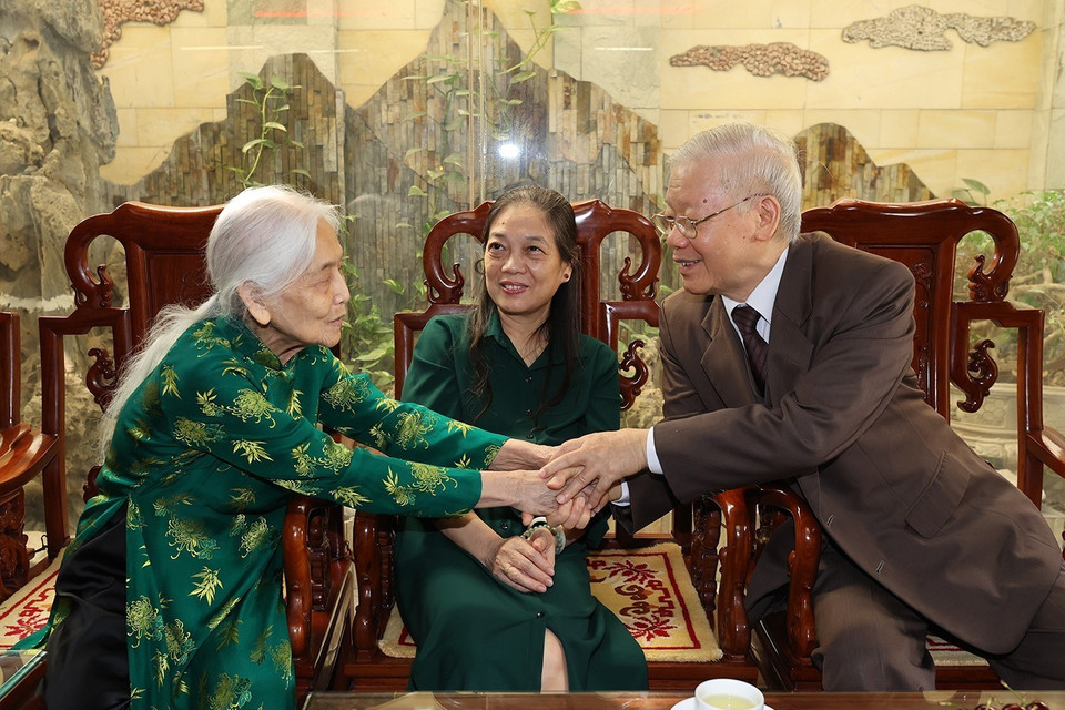 Tổng Bí thư Nguyễn Phú Trọng thăm, chúc Tết gia đình cố Tổng Bí thư Lê Khả Phiêu. (Ảnh: Trí Dũng/TTXVN)