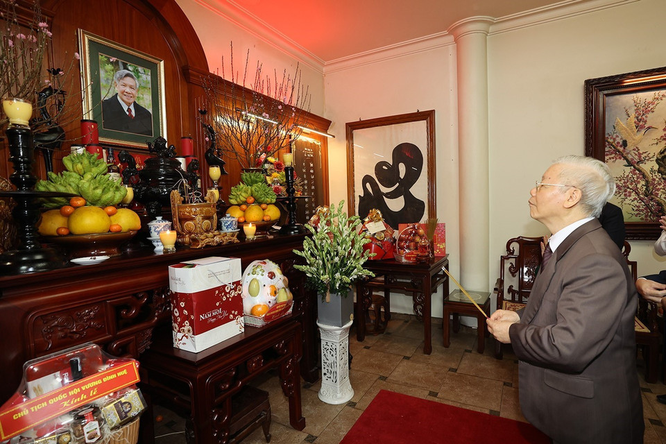 Tổng Bí thư Nguyễn Phú Trọng thắp hương tưởng niệm cố Tổng Bí thư Lê Khả Phiêu. (Ảnh: Trí Dũng/TTXVN)