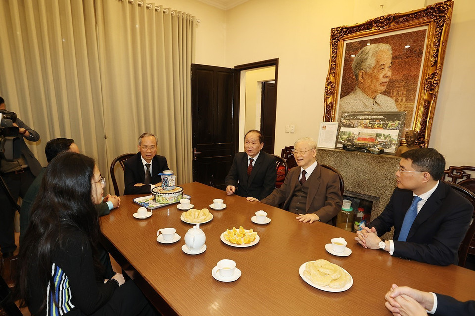 Tổng Bí thư Nguyễn Phú Trọng thăm, chúc Tết gia đình cố Tổng Bí thư Đỗ Mười. (Ảnh: Trí Dũng/TTXVN)