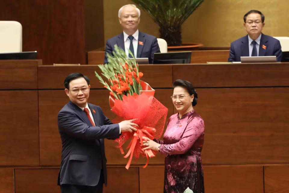 Nguyên Chủ tịch Quốc hội Nguyễn Thị Kim Ngân tặng hoa chúc mừng Chủ tịch Quốc hội Vương Đình Huệ. (Ảnh: Phương Hoa/TTXVN)