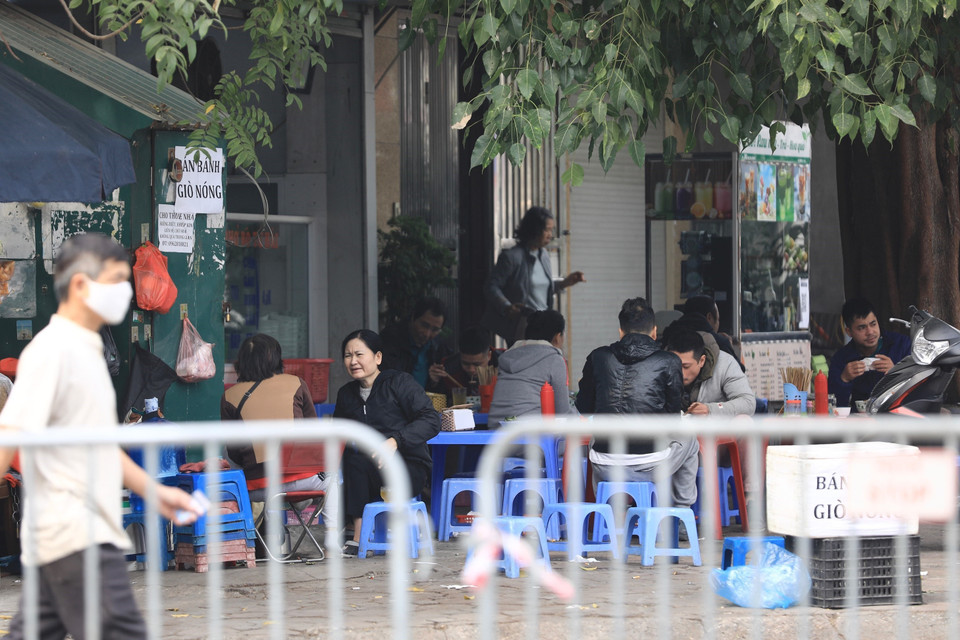 Một quán ăn tại ngõ Văn Chương không đảm bảo an toàn phòng dịch cho thực khách (ảnh chụp sáng 10/12/2021). (Ảnh: Hoàng Hiếu/TTXVN)