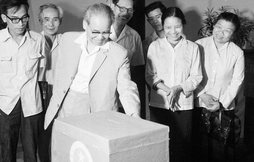 Sáng 23/4/1976, đồng chí Xuân Thủy, Bí thư Trung ương Đảng, Phó Chủ tịch Hội đồng bầu cử miền Bắc kiểm tra công tác chuẩn bị bầu cử tại khu vực bỏ phiếu số 2, Hà Nội. (Ảnh: Xuân Lâm/TTXVN)